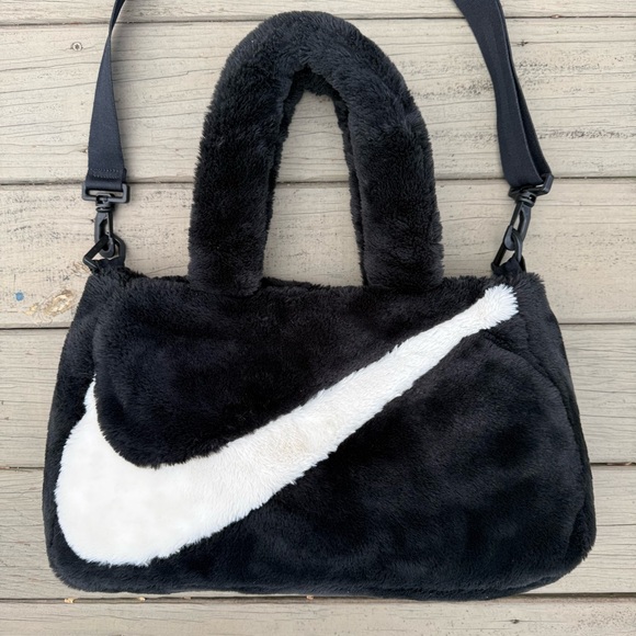 Nike Sportswear Faux Fur 10L tote bag in black - Picture 6 of 16